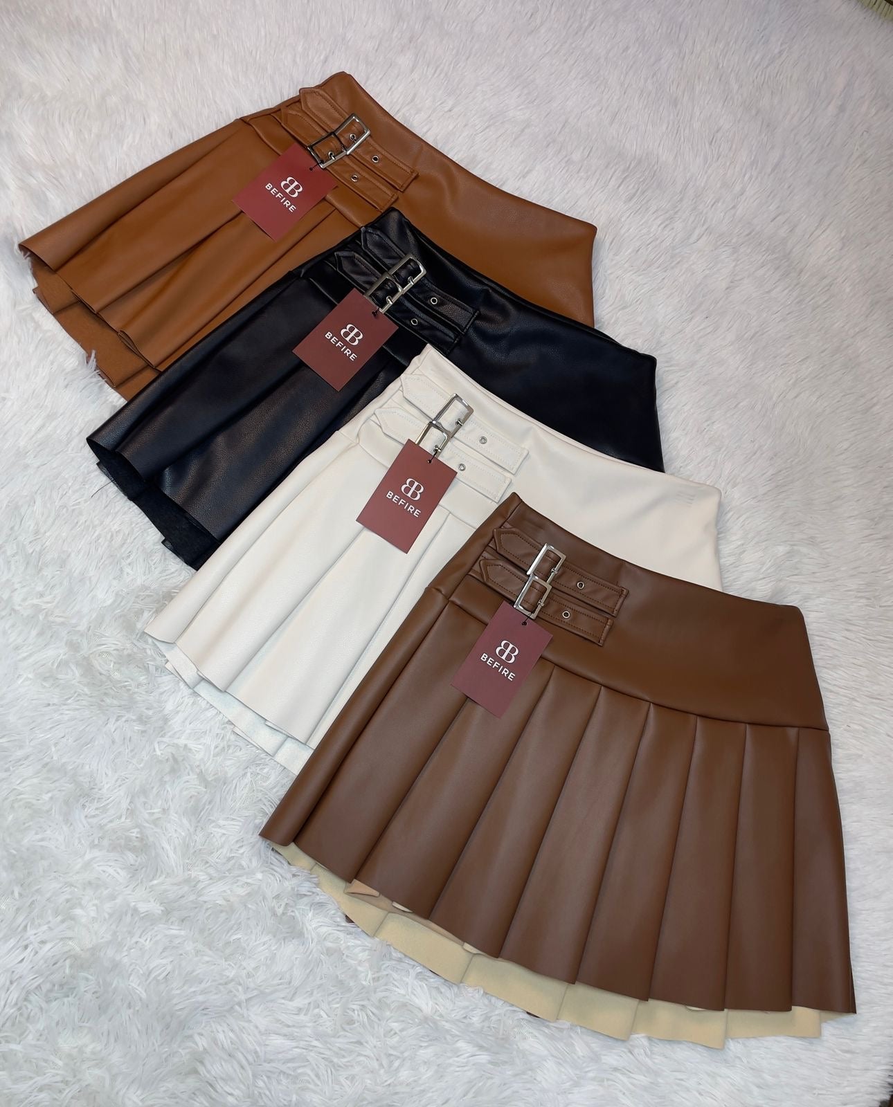 Faldashort plisada cuerina Emilia