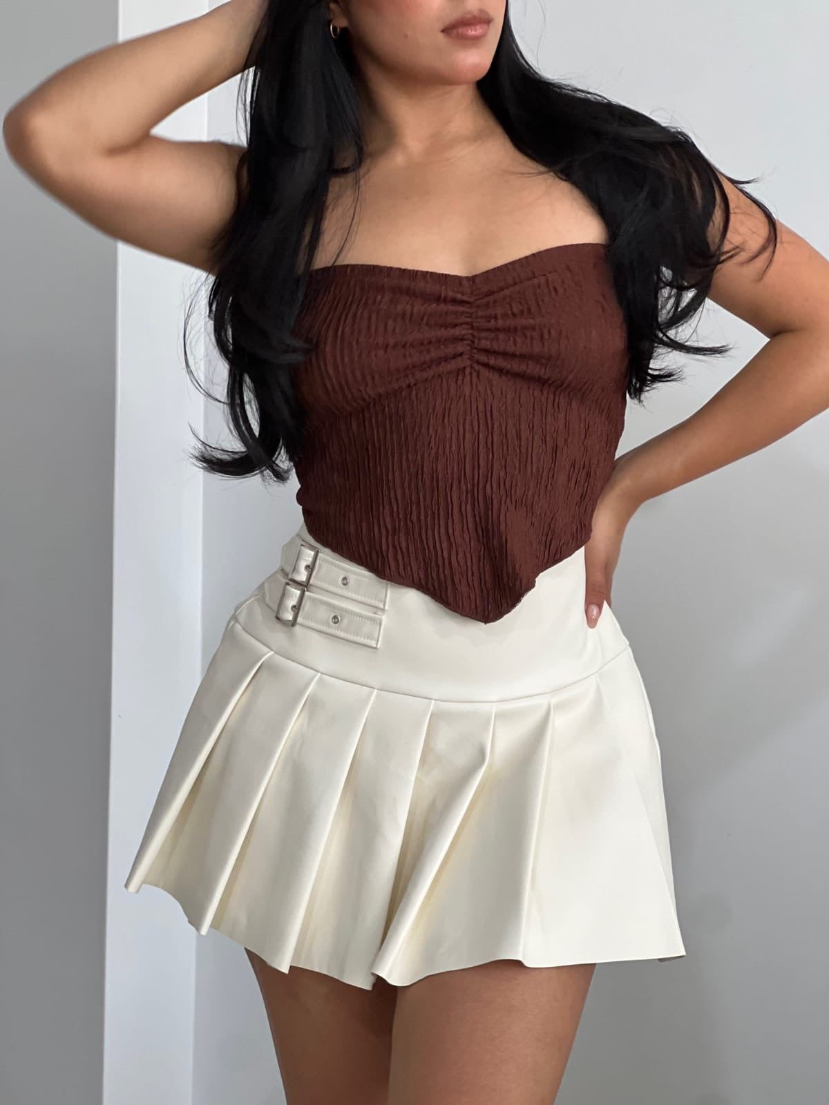 Faldashort plisada cuerina Emilia
