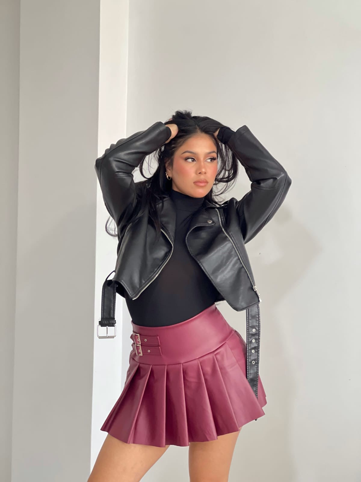 Faldashort plisada cuerina Emilia