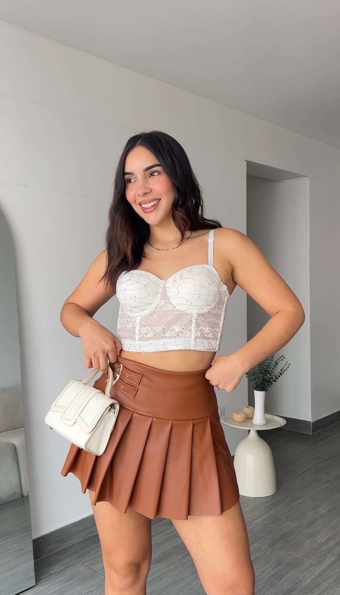 Faldashort plisada cuerina Emilia