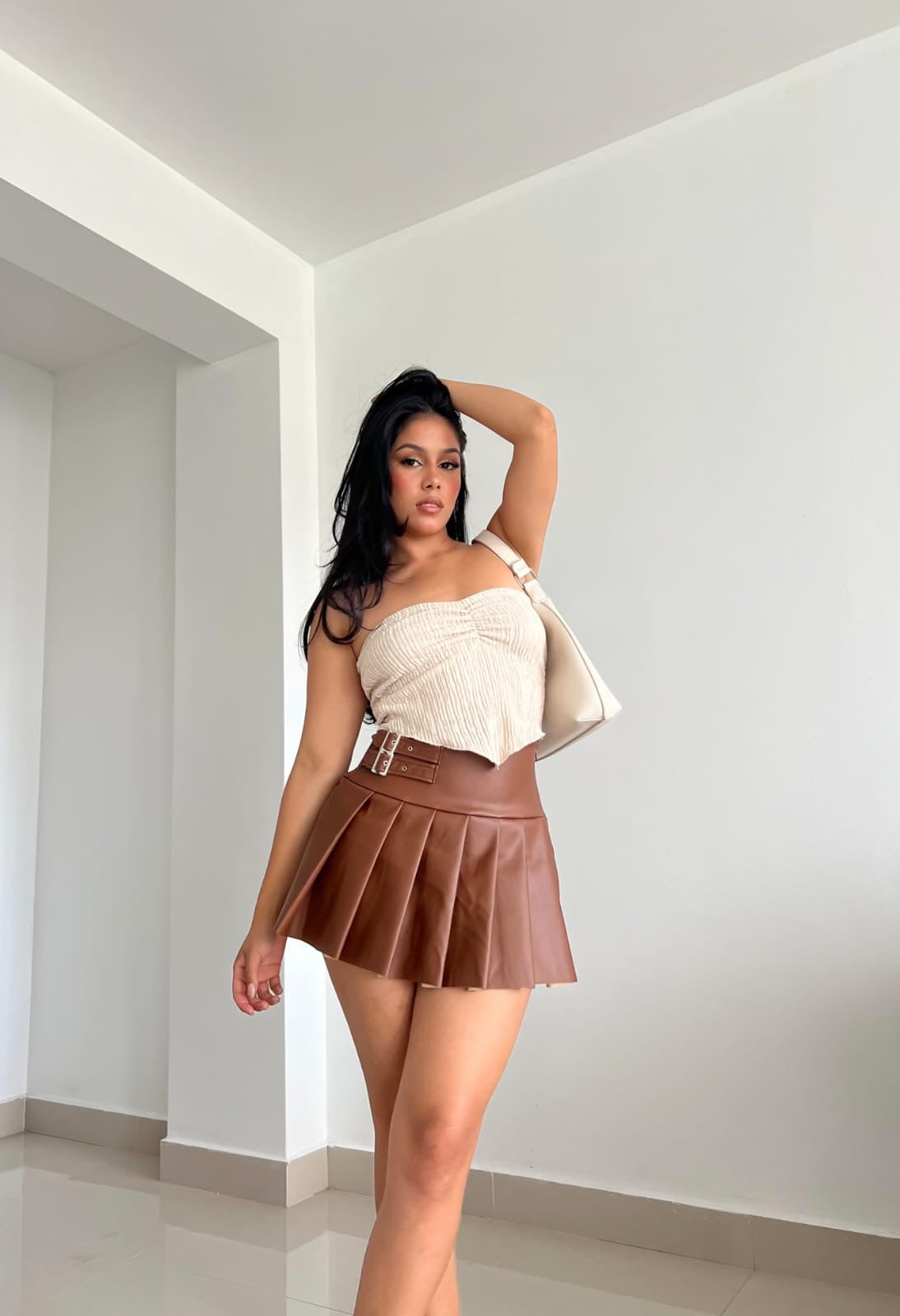 Faldashort plisada cuerina Emilia