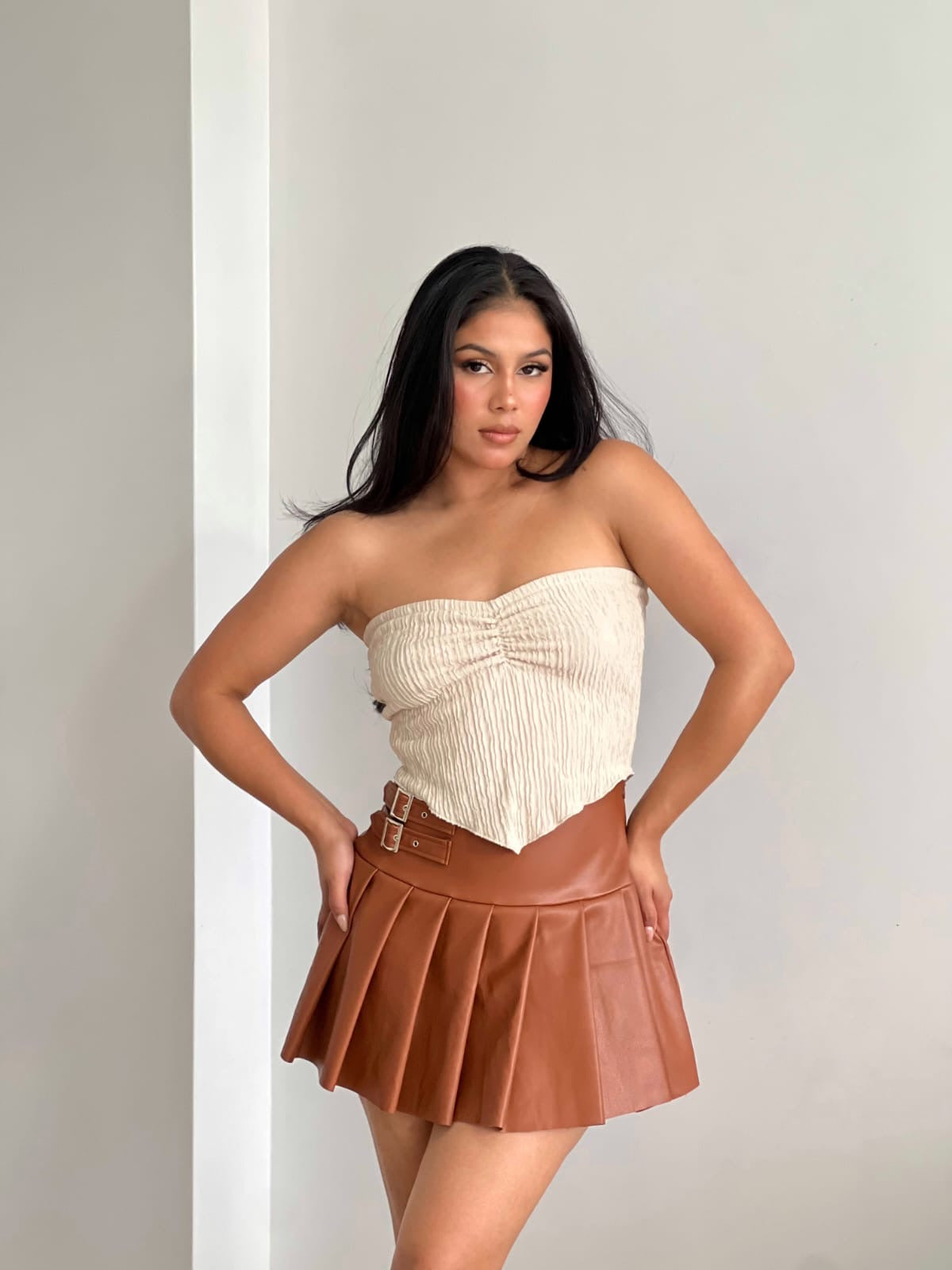 Faldashort plisada cuerina Emilia