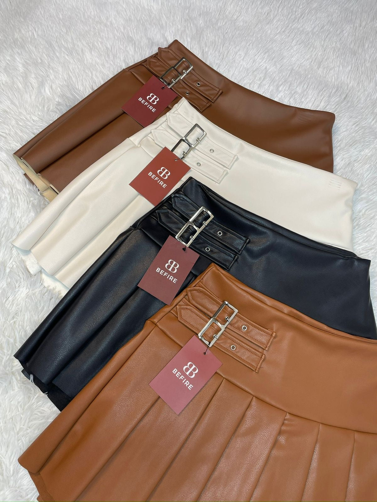 Faldashort plisada cuerina Emilia