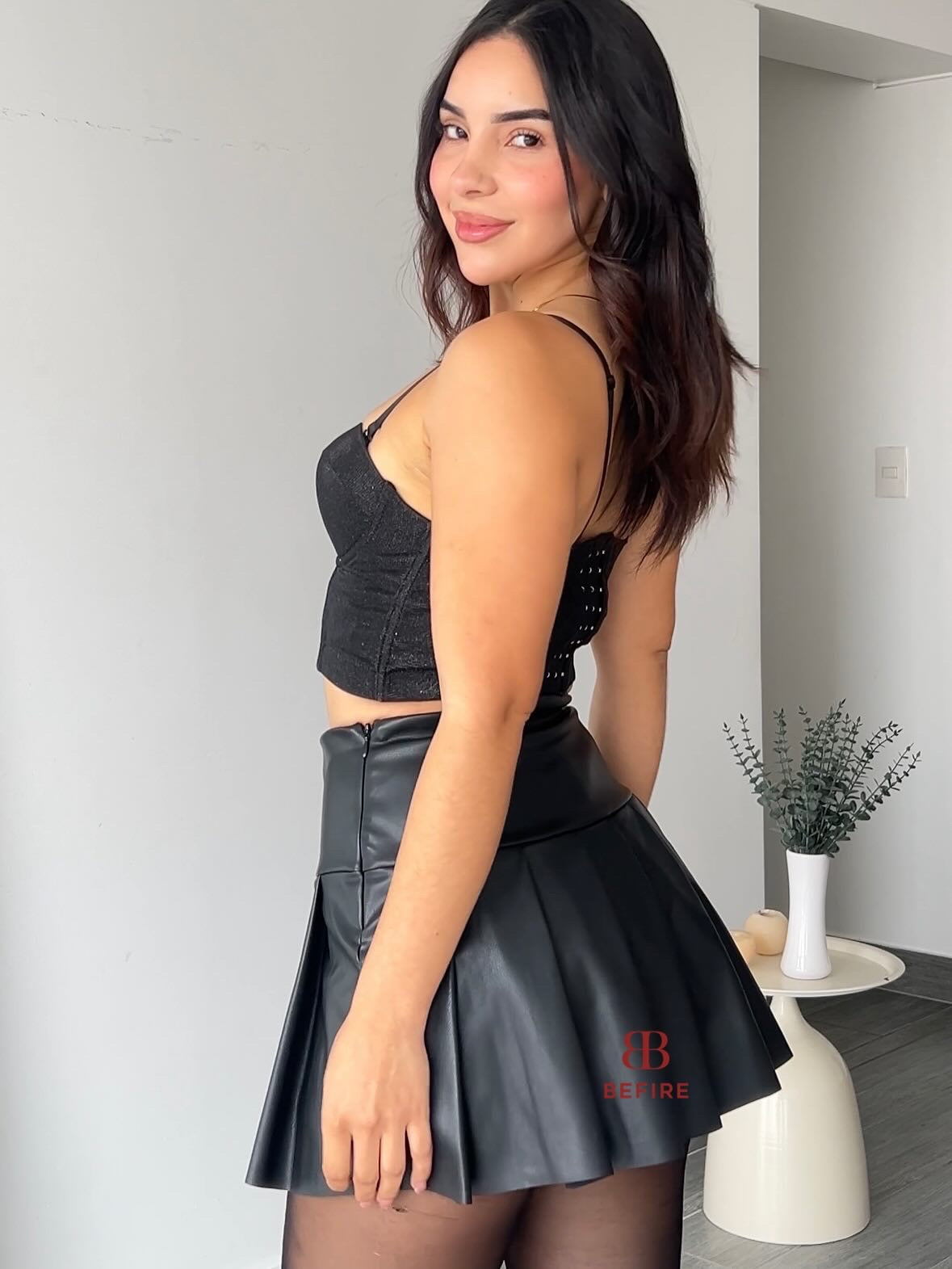 Faldashort plisada cuerina Emilia