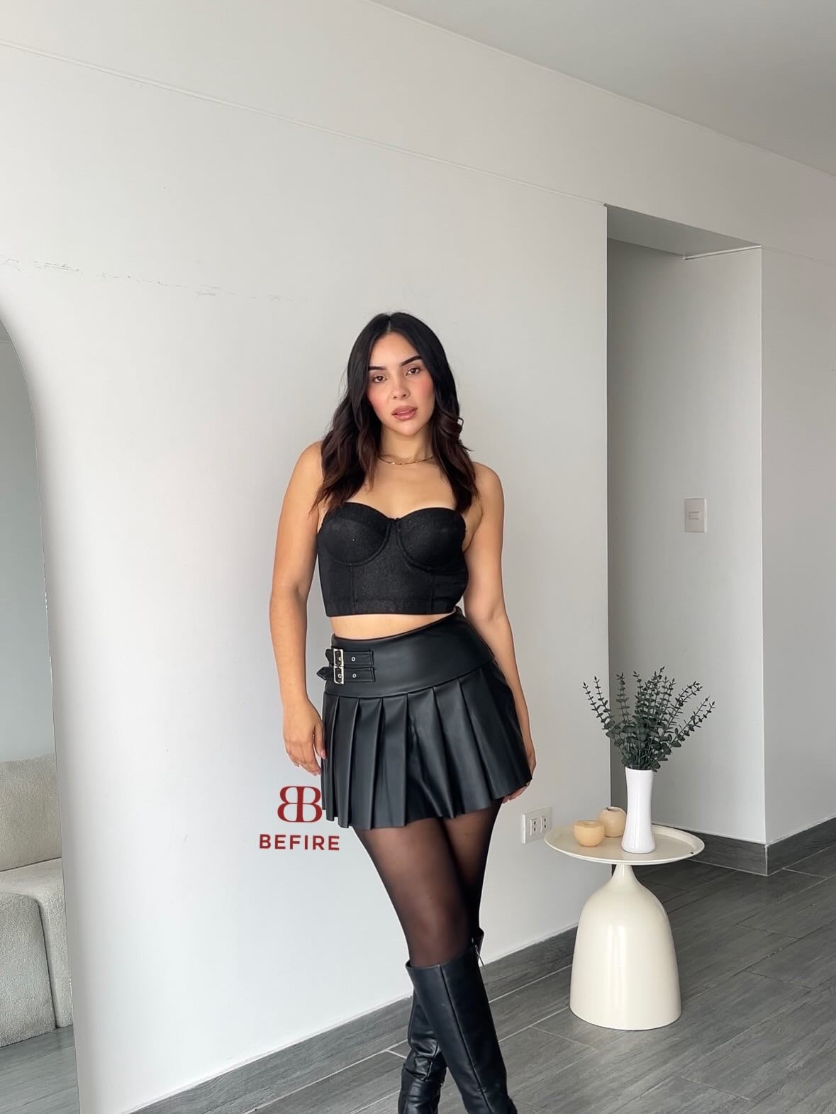 Faldashort plisada cuerina Emilia
